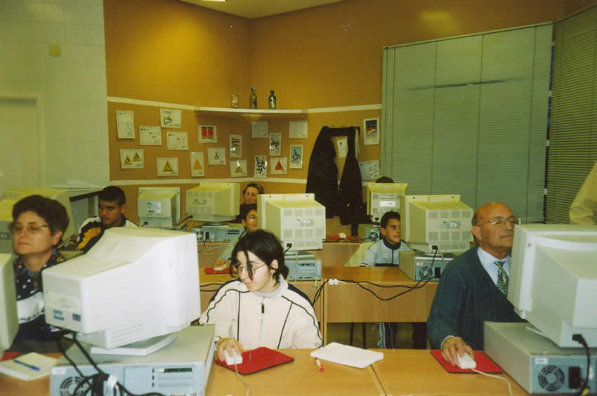 Aula de informática de AMFI año 2001 Aula de informática de AMFI año 2001