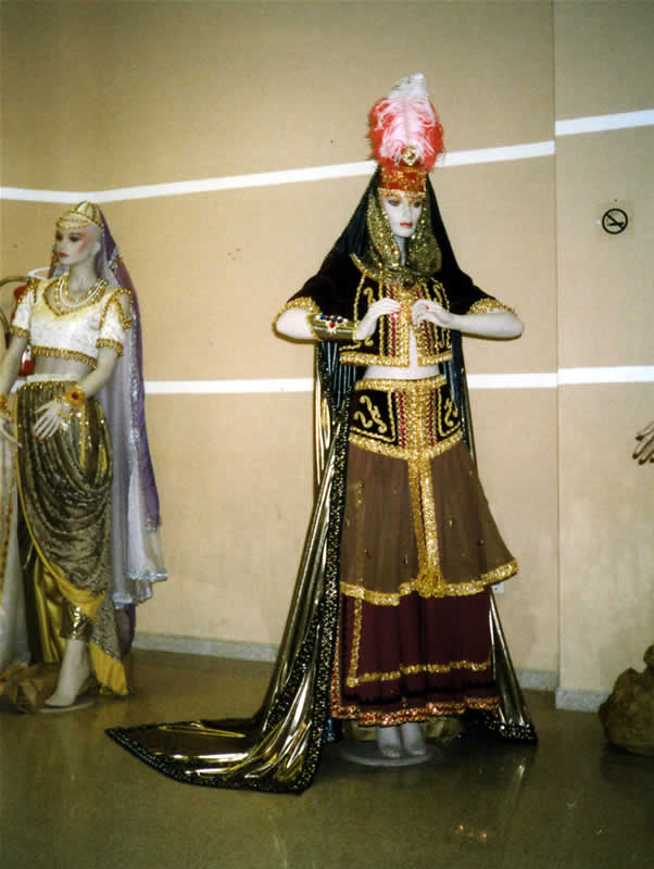 Exposición de trajes de Moros y Cristianos en Novelda 5 de abril de 1998 Exposición de trajes de Moros y Cristianos en Novelda 5 de abril de 1998