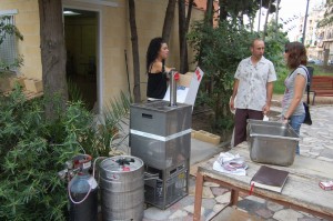 Los alumnos de la escuela de inglés de nuestra asociación organizan una paella gigante