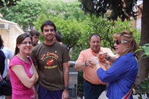 Los alumnos de la escuela de inglés de nuestra asociación organizan una paella gigante