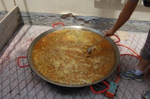 Los alumnos de la escuela de inglés de nuestra asociación organizan una paella gigante