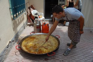 Los alumnos de la escuela de inglés de nuestra asociación organizan una paella gigante