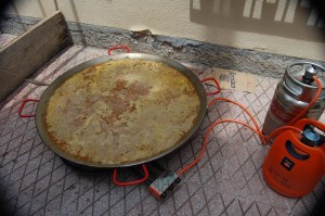 Los alumnos de la escuela de inglés de nuestra asociación organizan una paella gigante