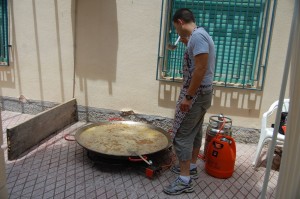 Los alumnos de la escuela de inglés de nuestra asociación organizan una paella gigante