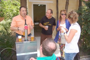 Los alumnos de la escuela de inglés de nuestra asociación organizan una paella gigante