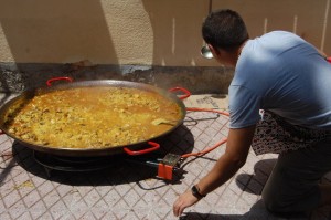 Los alumnos de la escuela de inglés de nuestra asociación organizan una paella gigante