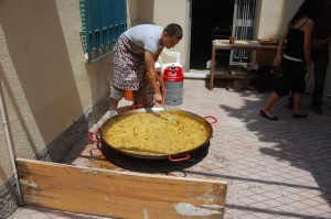 Los alumnos de la escuela de inglés de nuestra asociación organizan una paella gigante