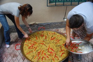 Los alumnos de la escuela de inglés de nuestra asociación organizan una paella gigante