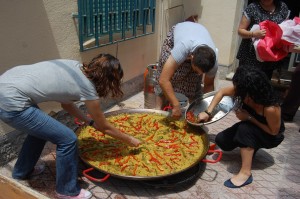 Los alumnos de la escuela de inglés de nuestra asociación organizan una paella gigante