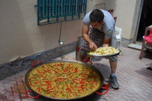 Los alumnos de la escuela de inglés de nuestra asociación organizan una paella gigante