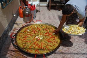 Los alumnos de la escuela de inglés de nuestra asociación organizan una paella gigante