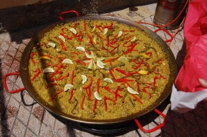 Los alumnos de la escuela de inglés de nuestra asociación organizan una paella gigante