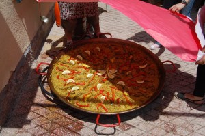 Los alumnos de la escuela de inglés de nuestra asociación organizan una paella gigante