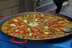 Los alumnos de la escuela de inglés de nuestra asociación organizan una paella gigante