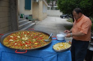 Los alumnos de la escuela de inglés de nuestra asociación organizan una paella gigante