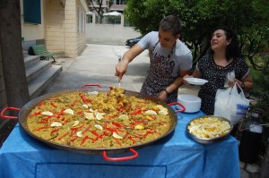 Los alumnos de la escuela de inglés de nuestra asociación organizan una paella gigante