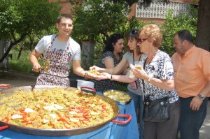 Los alumnos de la escuela de inglés de nuestra asociación organizan una paella gigante