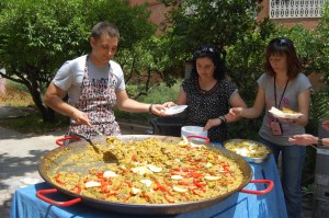 Los alumnos de la escuela de inglés de nuestra asociación organizan una paella gigante