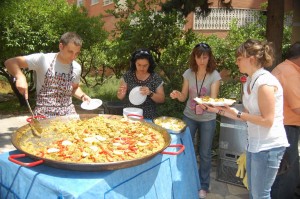 Los alumnos de la escuela de inglés de nuestra asociación organizan una paella gigante