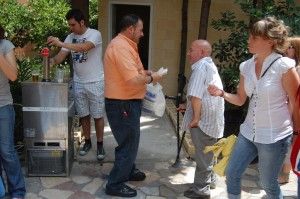 Los alumnos de la escuela de inglés de nuestra asociación organizan una paella gigante