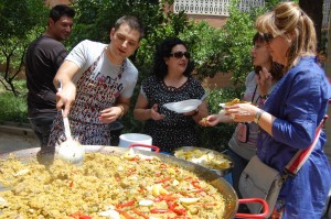 Los alumnos de la escuela de inglés de nuestra asociación organizan una paella gigante