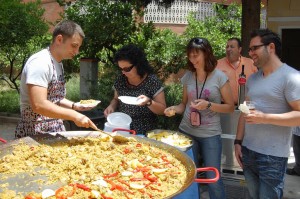 Los alumnos de la escuela de inglés de nuestra asociación organizan una paella gigante