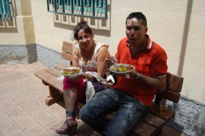 Los alumnos de la escuela de inglés de nuestra asociación organizan una paella gigante