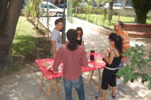 Los alumnos de la escuela de inglés de nuestra asociación organizan una paella gigante