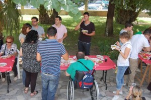 Los alumnos de la escuela de inglés de nuestra asociación organizan una paella gigante