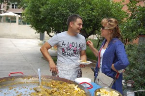 Los alumnos de la escuela de inglés de nuestra asociación organizan una paella gigante