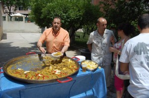 Los alumnos de la escuela de inglés de nuestra asociación organizan una paella gigante