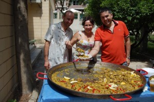 Los alumnos de la escuela de inglés de nuestra asociación organizan una paella gigante