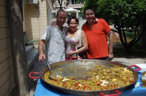 Los alumnos de la escuela de inglés de nuestra asociación organizan una paella gigante