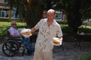 Los alumnos de la escuela de inglés de nuestra asociación organizan una paella gigante