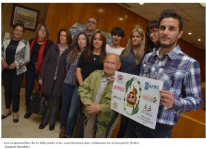 [Los responsables de la falla junto a las asociaciones que colaboran en el proyecto (Foto: Joaquín Sarabia)]