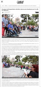 Un grupo de discapacitados reivindica mejoras para desplazarse por la calle sin obstáculos